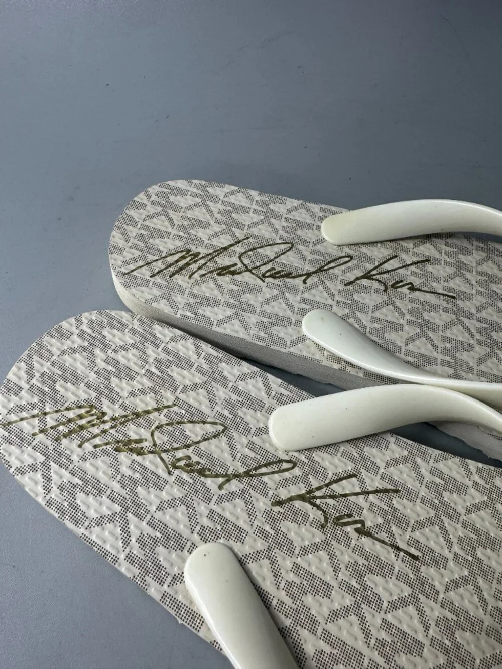 MICHAEL Michael Kors VANILLA WHITE FLIP FLOP MK LOGO SANDALS - Size 8